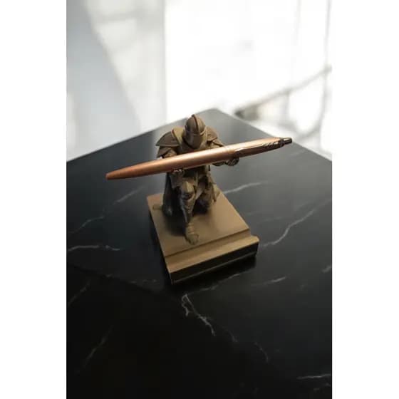 Porta caneta medieval | Suporte para caneta cavaleiro | Suporte para caneta e celular