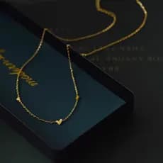 Ht Exquisite Pequenos Três Corações de Amor Colar de Aço Titânio com revestimento de ouro 18K Colar Simples de Aço Inoxidável Estilo Doce e Frio Cadeia de Clavícula para Meninas