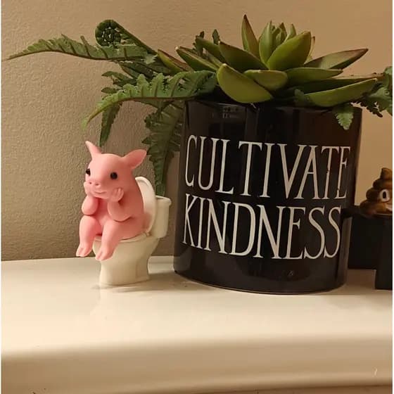 Porquinho no Vaso Decorativo 🚽🐷 – Enfeite Divertido e Criativo que Transforma seu Banheiro!