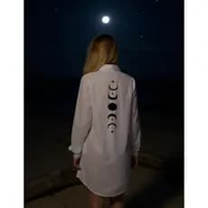 Chemise Branca Saída de Praia Feminina Manga Longa Estilosa Estampada Moda Praia Fases da Lua Bolso Fresquinha