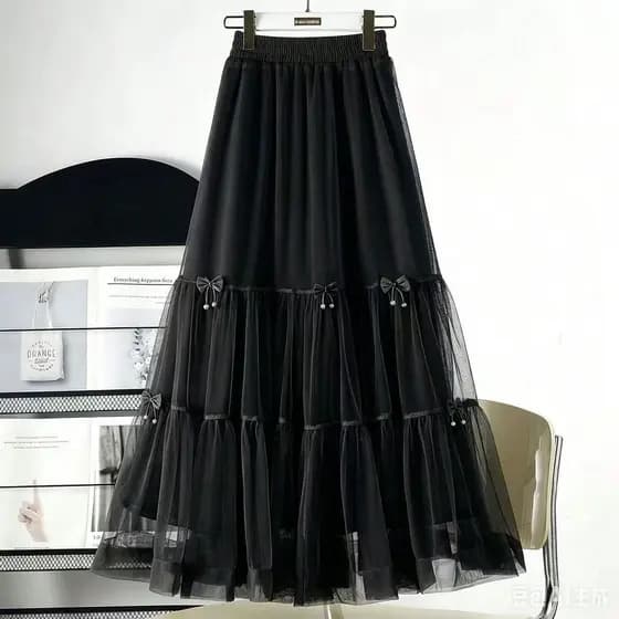 Saia midi de tule com aplicações de miçangas e um grande laço fluido.  Casual  Festa  elegante    Férias