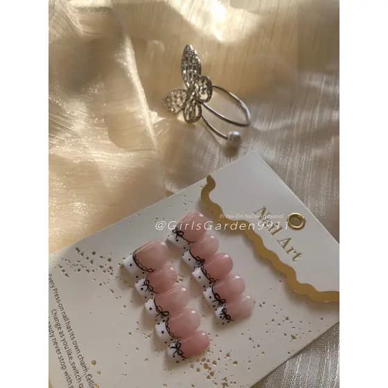 100% Artesanal,Design cor carne, decorado com arcos, pontos e linhas artesanais.Unhas Postiças.kit10