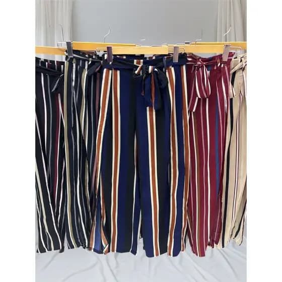 Calça Capri Listrada com Abertura lateral das pernas C-1735