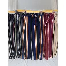 Calça Capri Listrada com Abertura lateral das pernas C-1735