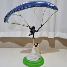 Topo de Bolo casamento parapente | topo de bolo noivos paraglider | Casamento | decoração casamento | Casamento |  - Noivo no Parapente.