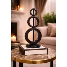 Escultura Contemporânea e Abstrata em Pedras Empilhadas