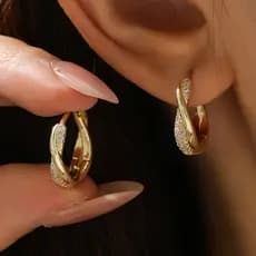 Brincos Argola Zircônia Torcida Banhados A Ouro HAN Para Acessórios Orelha Confortáveis