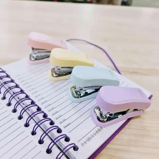 Grampeador Plastico Mini Cores Sortidas tons pastel e preto