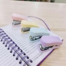 Grampeador Plastico Mini Cores Sortidas tons pastel e preto