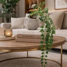 Vaso Geométrico Cinza Decorativo com Jiboia Verde Pendente – Moderno e Elegante