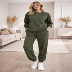 Conjunto Ágata Composto por calça jogger e blusa gola careca, ele traz um visual moderno, estiloso e versátil .