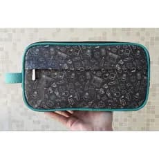 Necessaire estojo feminina sintético giz e lousa fundo preto