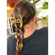 Presilha Tipo Piranha Flor Luxo – Metal Dourado + Resina Colorida | Acessório de Cabelo Feminino