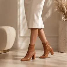 Bota Feminina Caramelo Cano Baixo Bico Fino Salto Médio Grosso Confortável Blogueira Zíper Inverno