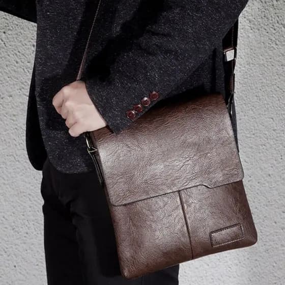 Bolsa de ombro masculina em couro compacta elegante carteiro