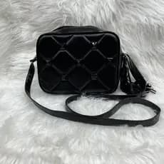 Bolsa quadrada bordada transversal com decoraçao pedrinha e alça regulavel