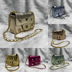 Bolsa Metalizada Bordada  Quadrado Tiracolo Com Corrente E Tirinha Transpassada