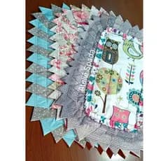 kit com 3 Tapetes de retalhos, tapetes de bicos.CORES ALIETÓRIAS. Medindo: 60 X 40 cm.