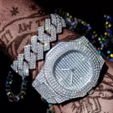 Relógio masculino moderno e estiloso com pulseira e colar de diamantes cravejados de diamantes