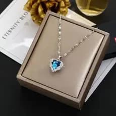 Colar em aço titânio com cristal azul oceano em formato de coração e pingente em formato de coração que não desbota