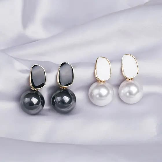 Conjunto de 2 pares de brincos de pérola hipoalergênicos joias da moda e presentes para mulheres.