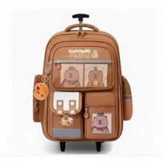 Mochila capivara com carinho de silicone com 6 compartimentos , possui chaveiro do capivara aleatório