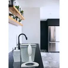 KIT 3 Peças Rattan Branco - Lixeira 5 litros - Porta Detergente - Rodinho 13 cm