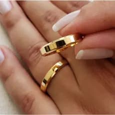 Par De Aliança Dourada Lisa Fina Quadrada Chanfrada 4mm Noivado Casamento Banhada a Ouro 18K