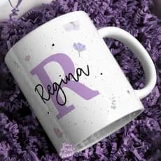 Caneca de porcelana letra e nome personalizável