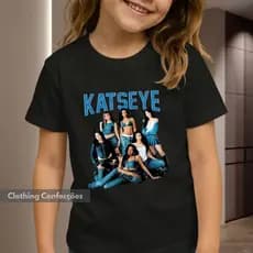 Camiseta Infantil Katsey Girl Group Pop Música Denim Urbana Streetwear Estética Gringa Casual