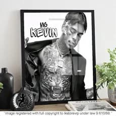 Placa decorativa mc kevin homenagem favela mc´s  60x40 Alta Qualidade 4k