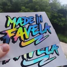 Adesivo Made In Favela em Recorte Holográfico