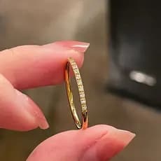 Anel Aparador 2mm Cravejado em Aço Inox Dourado - Confortável, Qualidade e Estilo Solitário