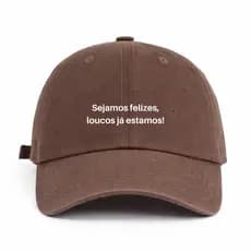 Boné Aba Curva Estampado "Sejamos felizes, loucos já estamos" Algodão Premium Casual Moda Unissex Dia a Dia