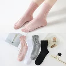 KIT COM 12 PARES DE MEIAS FEMININAS TRABALHADAS COM BORDADO DE CORAÇÃO 35-40 COLORIDO