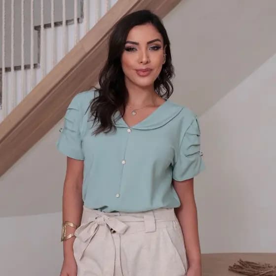 Blusa social evangélica elegante,gola social com botão não  funcionais e detalle de pregas nas mangas e um botão
