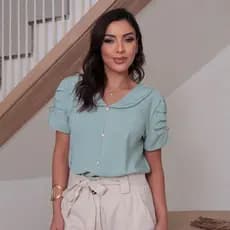 Blusa social evangélica elegante,gola social com botão não  funcionais e detalle de pregas nas mangas e um botão