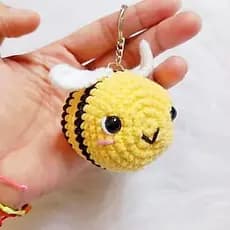 Chaveiro de abelha amigurumi