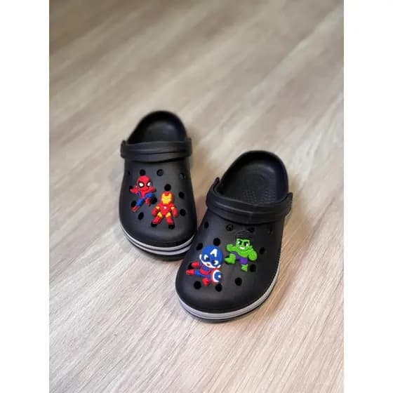 Sandália Babuche com Pins Criativos – Design Casual, Leve e Antiderrapante