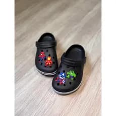 Sandália Babuche com Pins Criativos – Design Casual, Leve e Antiderrapante