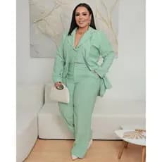 Conjunto Feminino Plus Size Alfaiataria Blazer com Cropped Integrado e Calça Elegante