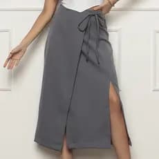Saia Mid Modelo Envelope Feminina Elegante Cintura Alta Design Transpassado Com Detalhe De Cordão Para Amarração E Fenda Nas Pernas