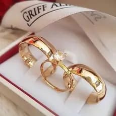 Par De Alianças Noivado Casamento Lisa + Anel Solitario 4mm Banhado Ouro 18K Com Certificado De Garantia