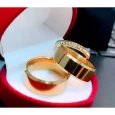 PAR ALIANÇA CHANFRADA TUNGSTÊNIO COM APARADOR 8MM COM OURO 18k