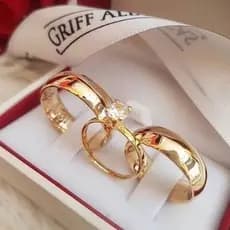 Par De Alianças Noivado Casamento Lisa + Anel Solitario 4mm Banhado Ouro 18K Com Certificado De Garantia