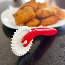 Carretilha Fechadora de Pastel corta e fecha massas para pastéis e raviolis