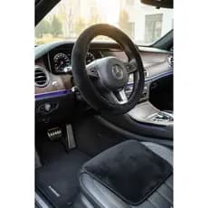 KIT AUTOMOTIVO FEMININO PERSONALIZADO COM CAPA DE VOLANTE + TAPETE UNIVERSAL EM PELÚCIA - PRETO