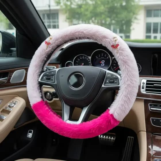 Capa de Volante Rosa Com Pelúcia e 2 Pingentes em Strass
