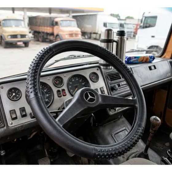 Capa Protetora de Volante Compatível com Mercedes 1113 Caminhão Linha Pesada Couro Sintético com Massageador Premium