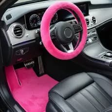 Kit Tapete + Capa de Volante Automotivo Tamanho Universal Pelúcia Feminino Rosa Confortável Macio